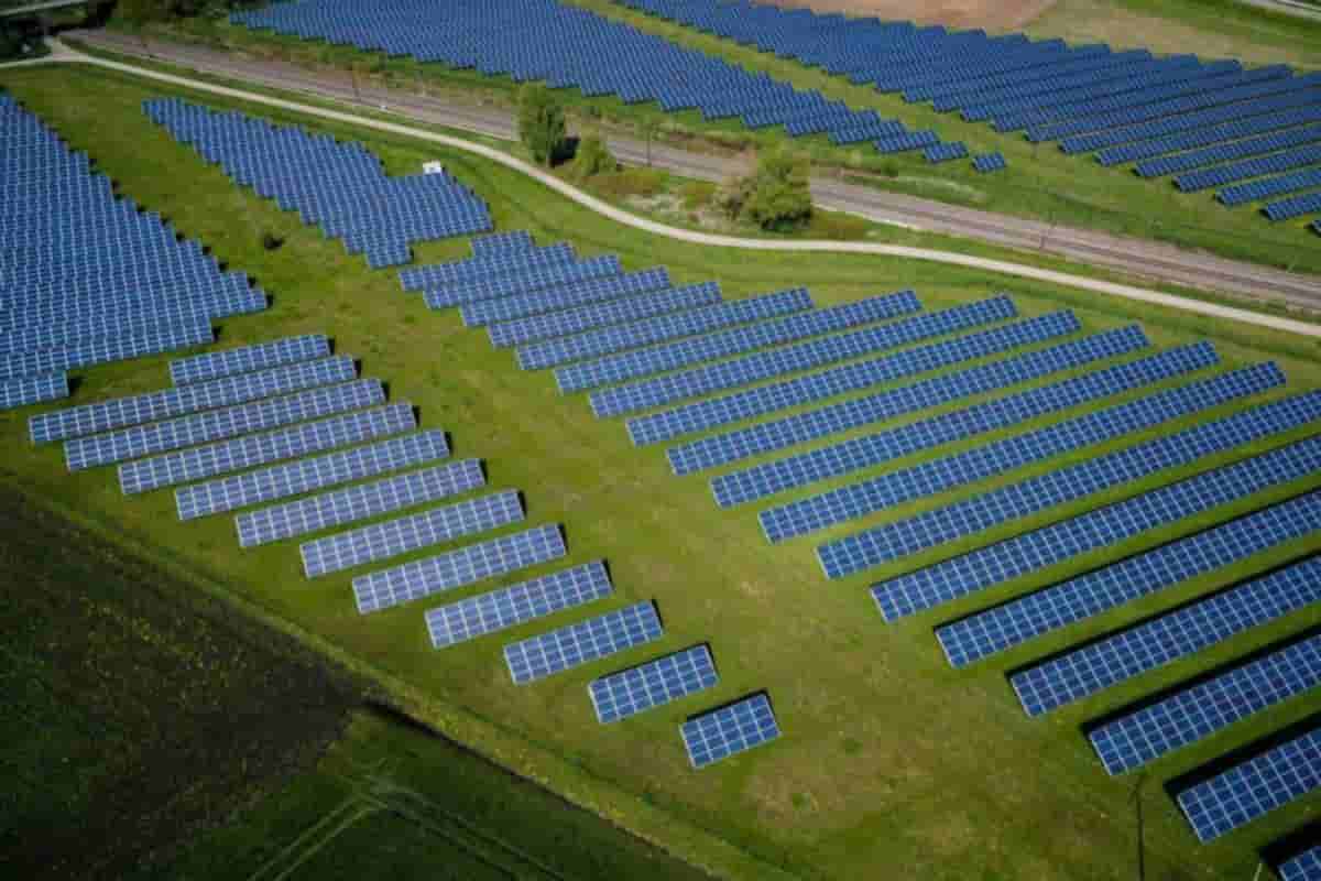 Utility scale solar array with inverter stations